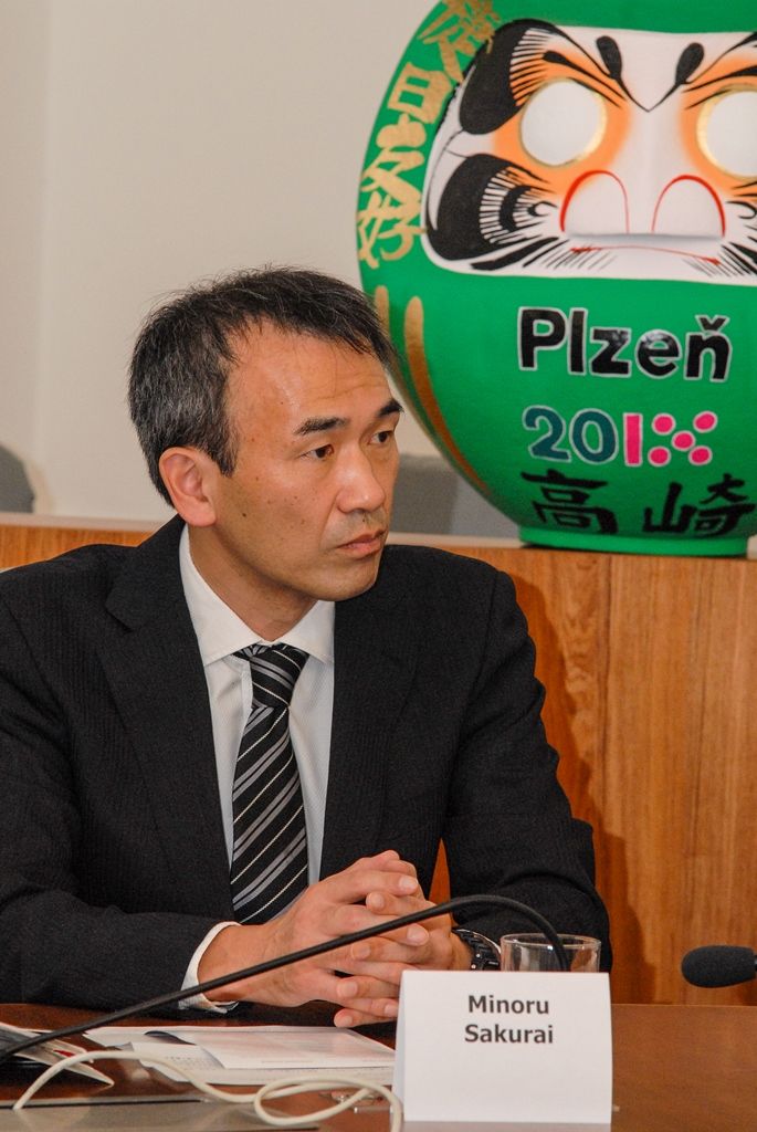 Týden dílen a přednášek s mistry tradičních japonských umění v oblasti kaligrafie, bonsaj, ikebany a čajového obřadu nabídne od 1. do 7. října Plzeň. Akce je hlavním bodem oslav 25 letého partnerství krajské metropole s více než devět tisíc kilometrů vzdáleným japonským Takasaki. Kromě kultury funguje spolupráce obou měst i v oblasti ekologie, v minulosti si samosprávy i občané také pomáhali při živelných katastrofách. (foto: 30.9.2015)
