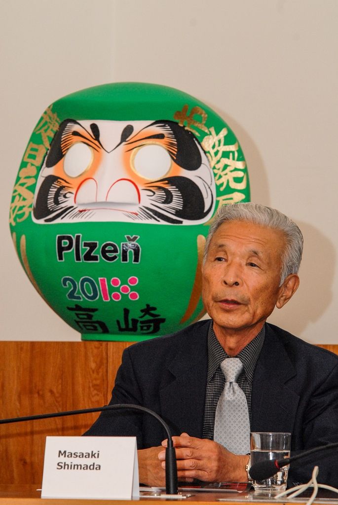 Týden dílen a přednášek s mistry tradičních japonských umění v oblasti kaligrafie, bonsaj, ikebany a čajového obřadu nabídne od 1. do 7. října Plzeň. Akce je hlavním bodem oslav 25 letého partnerství krajské metropole s více než devět tisíc kilometrů vzdáleným japonským Takasaki. Kromě kultury funguje spolupráce obou měst i v oblasti ekologie, v minulosti si samosprávy i občané také pomáhali při živelných katastrofách. (foto: 30.9.2015)