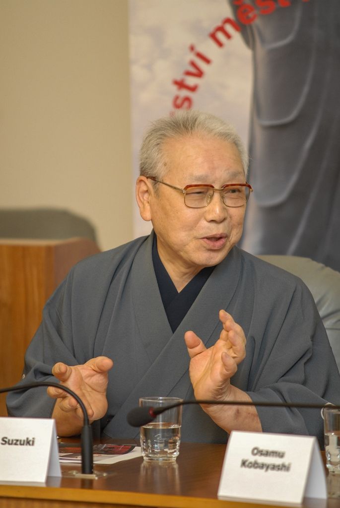 Týden dílen a přednášek s mistry tradičních japonských umění v oblasti kaligrafie, bonsaj, ikebany a čajového obřadu nabídne od 1. do 7. října Plzeň. Akce je hlavním bodem oslav 25 letého partnerství krajské metropole s více než devět tisíc kilometrů vzdáleným japonským Takasaki. Kromě kultury funguje spolupráce obou měst i v oblasti ekologie, v minulosti si samosprávy i občané také pomáhali při živelných katastrofách. (foto: 30.9.2015)