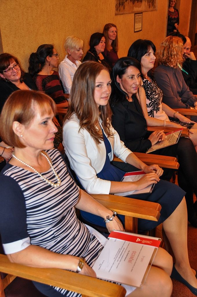Jedním z prvních úspěšně završených projektů Plzně jako Evropského hlavního města kultury jsou kurzy Arts Managementu pro kulturní veřejnost pořádané v letech 2012 – 2015 ve spolupráci společnosti Plzeň 2015 a Fakulty designu a umění Ladislava Sutnara Západočeské univerzity v Plzni. Do tří ročníků ojedinělého vzdělávacího projektu se přihlásilo přes 300 zájemců, dnes si tři desítky z nich na radnici v Plzni převzaly čestná ocenění. (foto: E. Barborková, 30.9.2015)