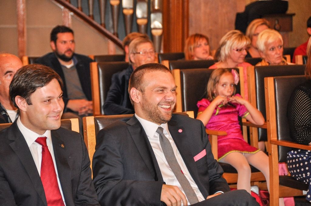 Jedním z prvních úspěšně završených projektů Plzně jako Evropského hlavního města kultury jsou kurzy Arts Managementu pro kulturní veřejnost pořádané v letech 2012 – 2015 ve spolupráci společnosti Plzeň 2015 a Fakulty designu a umění Ladislava Sutnara Západočeské univerzity v Plzni. Do tří ročníků ojedinělého vzdělávacího projektu se přihlásilo přes 300 zájemců, dnes si tři desítky z nich na radnici v Plzni převzaly čestná ocenění. (foto: E. Barborková, 30.9.2015)