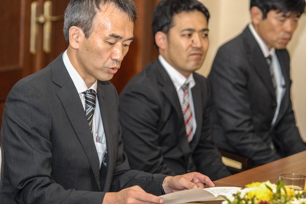 Mistry japonského umění a zástupce Takasaki přivítali u příležitosti oslav 25 let partnerství obou měst náměstci plzeňského primátora Martin Baxa a Petr Náhlík. Zástupci obou samospráv se shodli na dobře se vyvíjejících vztazích i na tom, že počáteční partnerství získalo díky vzájemné podpoře v těžkých situacích mnohem hlubší význam. Náměstek Martin Baxa vzpomněl na svou návštěvu Japonska v loňském roce a ocenil důležitost a krásu japonské kultury, která je letos v Plzni prezentována. Připomněl, že oslavy partnerství budou vyvrcholením celého ročního programu. (foto: 30.9.2015)