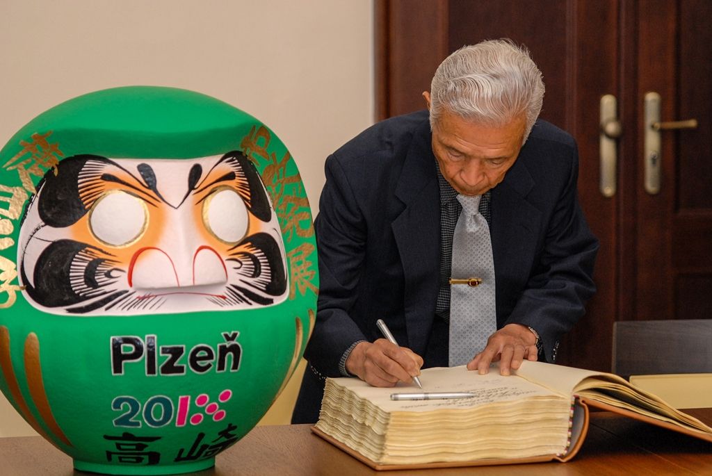 Mistry japonského umění a zástupce Takasaki přivítali u příležitosti oslav 25 let partnerství obou měst náměstci plzeňského primátora Martin Baxa a Petr Náhlík. Zástupci obou samospráv se shodli na dobře se vyvíjejících vztazích i na tom, že počáteční partnerství získalo díky vzájemné podpoře v těžkých situacích mnohem hlubší význam. Náměstek Martin Baxa vzpomněl na svou návštěvu Japonska v loňském roce a ocenil důležitost a krásu japonské kultury, která je letos v Plzni prezentována. Připomněl, že oslavy partnerství budou vyvrcholením celého ročního programu. (foto: 30.9.2015)