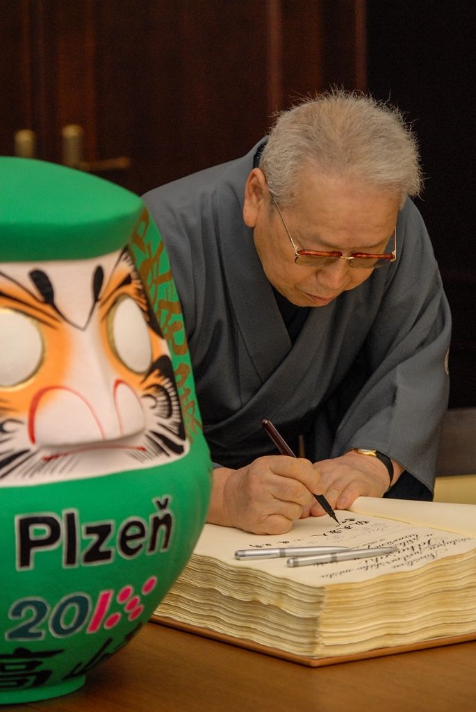 Mistry japonského umění a zástupce Takasaki přivítali u příležitosti oslav 25 let partnerství obou měst náměstci plzeňského primátora Martin Baxa a Petr Náhlík. Zástupci obou samospráv se shodli na dobře se vyvíjejících vztazích i na tom, že počáteční partnerství získalo díky vzájemné podpoře v těžkých situacích mnohem hlubší význam. Náměstek Martin Baxa vzpomněl na svou návštěvu Japonska v loňském roce a ocenil důležitost a krásu japonské kultury, která je letos v Plzni prezentována. Připomněl, že oslavy partnerství budou vyvrcholením celého ročního programu. (foto: 30.9.2015)