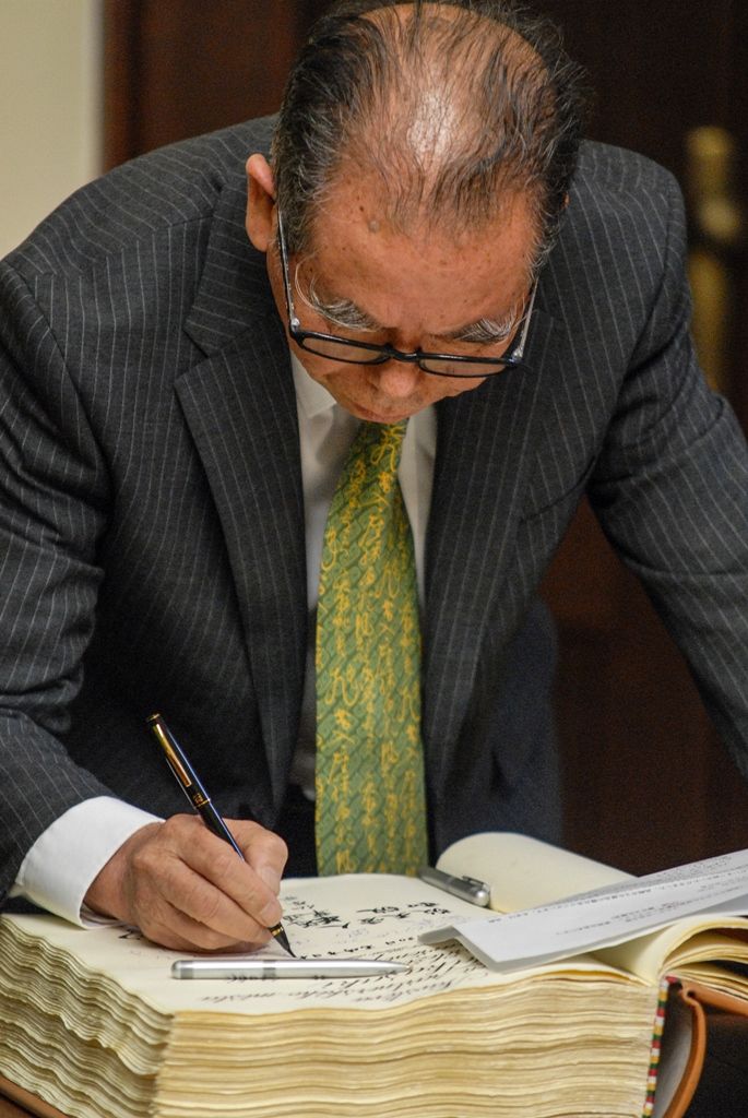 Mistry japonského umění a zástupce Takasaki přivítali u příležitosti oslav 25 let partnerství obou měst náměstci plzeňského primátora Martin Baxa a Petr Náhlík. Zástupci obou samospráv se shodli na dobře se vyvíjejících vztazích i na tom, že počáteční partnerství získalo díky vzájemné podpoře v těžkých situacích mnohem hlubší význam. Náměstek Martin Baxa vzpomněl na svou návštěvu Japonska v loňském roce a ocenil důležitost a krásu japonské kultury, která je letos v Plzni prezentována. Připomněl, že oslavy partnerství budou vyvrcholením celého ročního programu. (foto: 30.9.2015)