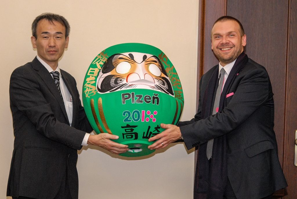 Mistry japonského umění a zástupce Takasaki přivítali u příležitosti oslav 25 let partnerství obou měst náměstci plzeňského primátora Martin Baxa a Petr Náhlík. Zástupci obou samospráv se shodli na dobře se vyvíjejících vztazích i na tom, že počáteční partnerství získalo díky vzájemné podpoře v těžkých situacích mnohem hlubší význam. Náměstek Martin Baxa vzpomněl na svou návštěvu Japonska v loňském roce a ocenil důležitost a krásu japonské kultury, která je letos v Plzni prezentována. Připomněl, že oslavy partnerství budou vyvrcholením celého ročního programu. (foto: 30.9.2015)