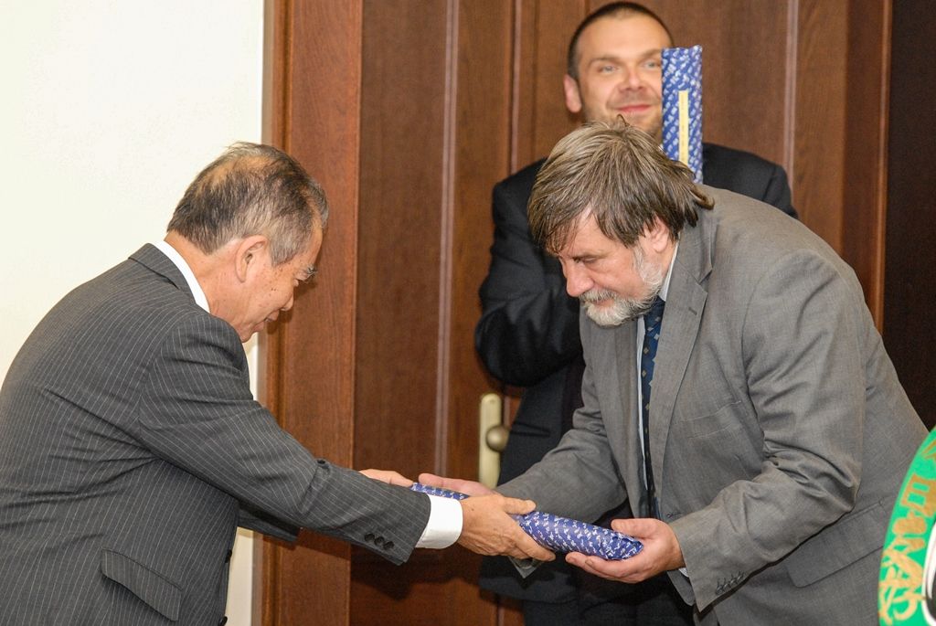 Mistry japonského umění a zástupce Takasaki přivítali u příležitosti oslav 25 let partnerství obou měst náměstci plzeňského primátora Martin Baxa a Petr Náhlík. Zástupci obou samospráv se shodli na dobře se vyvíjejících vztazích i na tom, že počáteční partnerství získalo díky vzájemné podpoře v těžkých situacích mnohem hlubší význam. Náměstek Martin Baxa vzpomněl na svou návštěvu Japonska v loňském roce a ocenil důležitost a krásu japonské kultury, která je letos v Plzni prezentována. Připomněl, že oslavy partnerství budou vyvrcholením celého ročního programu. (foto: 30.9.2015)