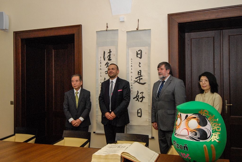 Mistry japonského umění a zástupce Takasaki přivítali u příležitosti oslav 25 let partnerství obou měst náměstci plzeňského primátora Martin Baxa a Petr Náhlík. Zástupci obou samospráv se shodli na dobře se vyvíjejících vztazích i na tom, že počáteční partnerství získalo díky vzájemné podpoře v těžkých situacích mnohem hlubší význam. Náměstek Martin Baxa vzpomněl na svou návštěvu Japonska v loňském roce a ocenil důležitost a krásu japonské kultury, která je letos v Plzni prezentována. Připomněl, že oslavy partnerství budou vyvrcholením celého ročního programu. (foto: 30.9.2015)