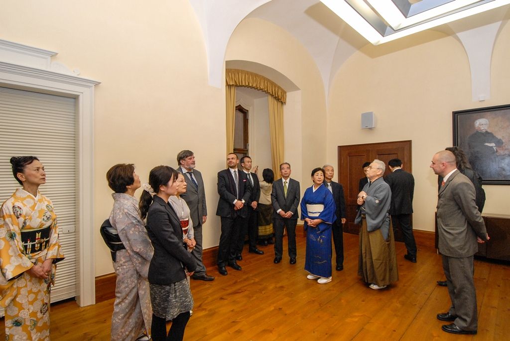 Mistry japonského umění a zástupce Takasaki přivítali u příležitosti oslav 25 let partnerství obou měst náměstci plzeňského primátora Martin Baxa a Petr Náhlík. Zástupci obou samospráv se shodli na dobře se vyvíjejících vztazích i na tom, že počáteční partnerství získalo díky vzájemné podpoře v těžkých situacích mnohem hlubší význam. Náměstek Martin Baxa vzpomněl na svou návštěvu Japonska v loňském roce a ocenil důležitost a krásu japonské kultury, která je letos v Plzni prezentována. Připomněl, že oslavy partnerství budou vyvrcholením celého ročního programu. (foto: 30.9.2015)