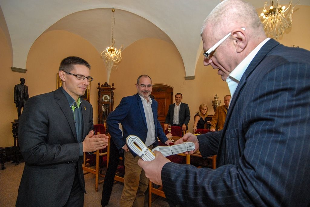 Zlatou medaili vybojoval před pár dny na zářijovém Mistrovství světa veteránů Plzeňan Zdeněk Vlček. Cenný kov z akce, jíž se v Amsterdamu v různých kategoriích zúčastnilo kolem tisíce judistů, ukázal dnes (1.10.2015) vedení města při přijetí na radnici. V soutěži závodil ve váhové kategorii 100 + a ve věkové kategorii 55 až 60 let. Titulem mistr světa tak plzeňský rodák rozšířil svou sbírku, je totiž mimo jiné i držitelem zlaté medaile z letošního Mistrovství Evropy veteránů 2015 v Maďarsku.