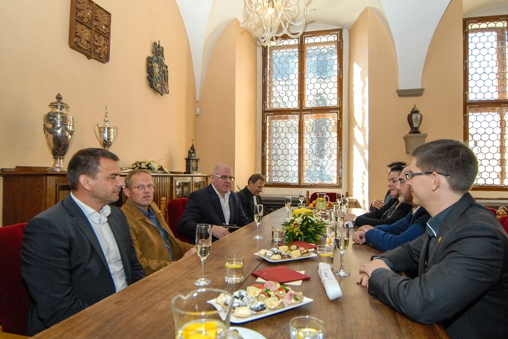 Zlatou medaili vybojoval před pár dny na zářijovém Mistrovství světa veteránů Plzeňan Zdeněk Vlček. Cenný kov z akce, jíž se v Amsterdamu v různých kategoriích zúčastnilo kolem tisíce judistů, ukázal dnes (1.10.2015) vedení města při přijetí na radnici. V soutěži závodil ve váhové kategorii 100 + a ve věkové kategorii 55 až 60 let. Titulem mistr světa tak plzeňský rodák rozšířil svou sbírku, je totiž mimo jiné i držitelem zlaté medaile z letošního Mistrovství Evropy veteránů 2015 v Maďarsku.