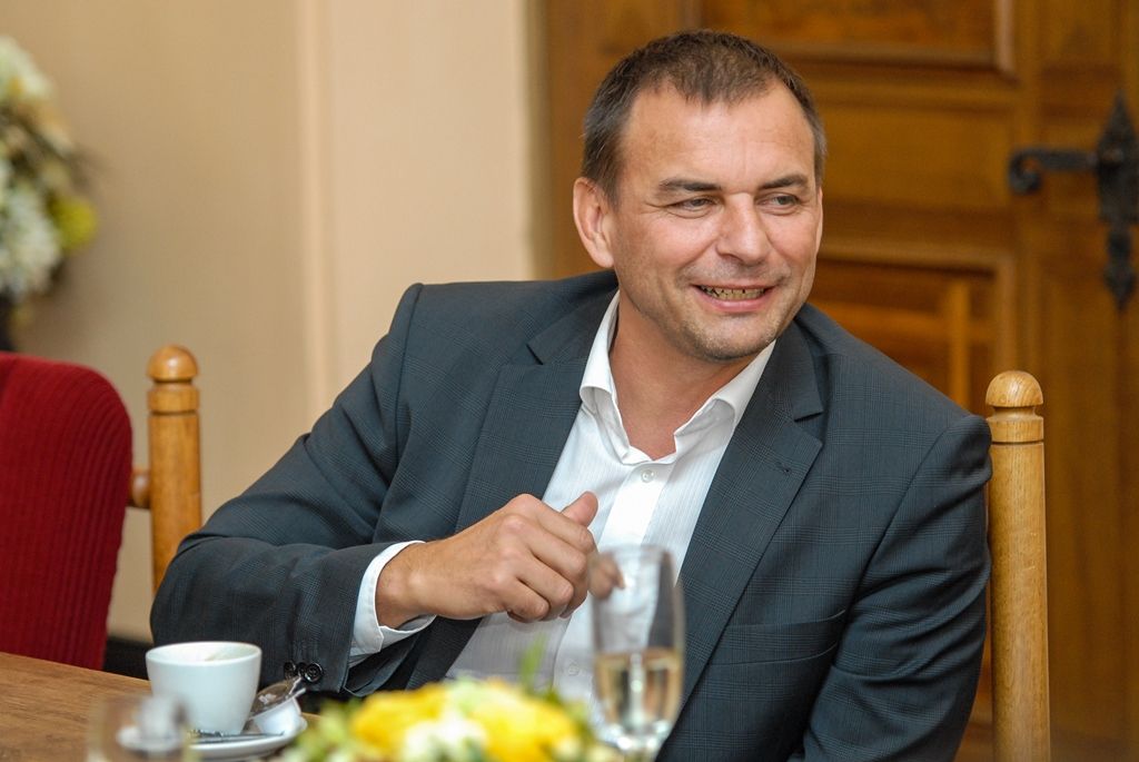 Zlatou medaili vybojoval před pár dny na zářijovém Mistrovství světa veteránů Plzeňan Zdeněk Vlček. Cenný kov z akce, jíž se v Amsterdamu v různých kategoriích zúčastnilo kolem tisíce judistů, ukázal dnes (1.10.2015) vedení města při přijetí na radnici. V soutěži závodil ve váhové kategorii 100 + a ve věkové kategorii 55 až 60 let. Titulem mistr světa tak plzeňský rodák rozšířil svou sbírku, je totiž mimo jiné i držitelem zlaté medaile z letošního Mistrovství Evropy veteránů 2015 v Maďarsku.