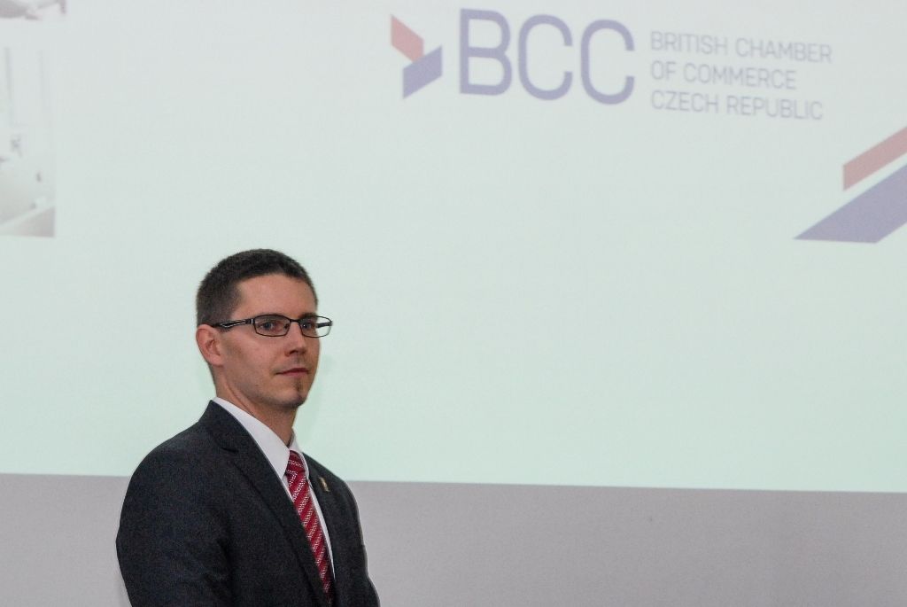Poradit malým a středním podnikům, jak investovat ve Velké Británii i zvýšit svoji konkurenceschopnost, bylo jedním z cílů Britského dne v Plzni. Ten se konal dnes na plzeňské radnici, určen byl firmám z regionu. Účastníky akce, kterou už podruhé v Plzeňském kraji organizuje Britská obchodní komora v České republice, přivítal ekonomický náměstek primátora Pavel Kotas. Město Plzeň je jedním ze subjektů, jenž se stal partnerem akce. (foto: 2.10.2015)