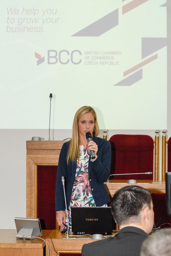 Poradit malým a středním podnikům, jak investovat ve Velké Británii i zvýšit svoji konkurenceschopnost, bylo jedním z cílů Britského dne v Plzni. Ten se konal dnes na plzeňské radnici, určen byl firmám z regionu. Účastníky akce, kterou už podruhé v Plzeňském kraji organizuje Britská obchodní komora v České republice, přivítal ekonomický náměstek primátora Pavel Kotas. Město Plzeň je jedním ze subjektů, jenž se stal partnerem akce. (foto: 2.10.2015)