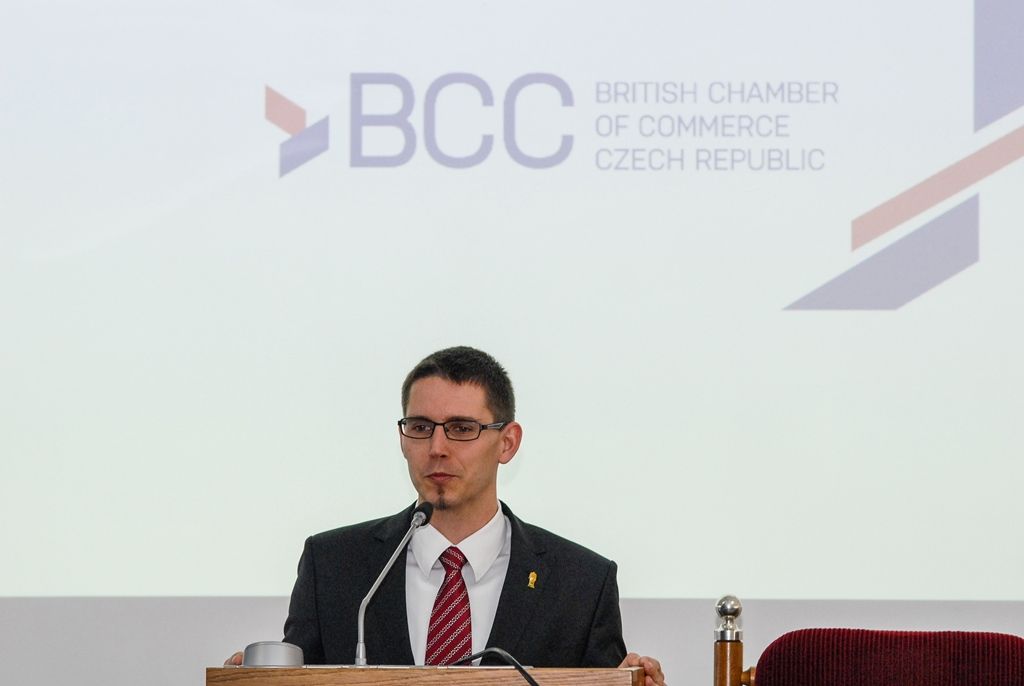 Poradit malým a středním podnikům, jak investovat ve Velké Británii i zvýšit svoji konkurenceschopnost, bylo jedním z cílů Britského dne v Plzni. Ten se konal dnes na plzeňské radnici, určen byl firmám z regionu. Účastníky akce, kterou už podruhé v Plzeňském kraji organizuje Britská obchodní komora v České republice, přivítal ekonomický náměstek primátora Pavel Kotas. Město Plzeň je jedním ze subjektů, jenž se stal partnerem akce. (foto: 2.10.2015)