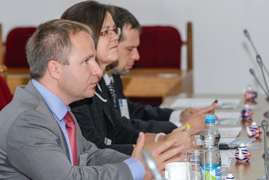 Poradit malým a středním podnikům, jak investovat ve Velké Británii i zvýšit svoji konkurenceschopnost, bylo jedním z cílů Britského dne v Plzni. Ten se konal dnes na plzeňské radnici, určen byl firmám z regionu. Účastníky akce, kterou už podruhé v Plzeňském kraji organizuje Britská obchodní komora v České republice, přivítal ekonomický náměstek primátora Pavel Kotas. Město Plzeň je jedním ze subjektů, jenž se stal partnerem akce. (foto: 2.10.2015)
