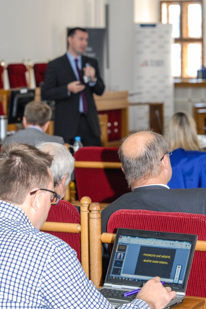 Poradit malým a středním podnikům, jak investovat ve Velké Británii i zvýšit svoji konkurenceschopnost, bylo jedním z cílů Britského dne v Plzni. Ten se konal dnes na plzeňské radnici, určen byl firmám z regionu. Účastníky akce, kterou už podruhé v Plzeňském kraji organizuje Britská obchodní komora v České republice, přivítal ekonomický náměstek primátora Pavel Kotas. Město Plzeň je jedním ze subjektů, jenž se stal partnerem akce. (foto: 2.10.2015)