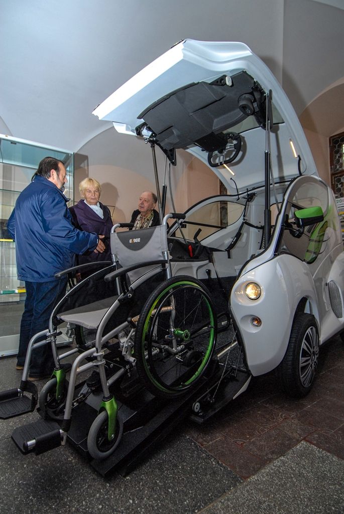 Zcela výjimečné vozidlo pro handicapované bylo včera (8.10.2015) představeno v mázhauzu plzeňské radnice u příležitosti zahájení výstavy prací světového automobilového designéra Pavla Huška. Vůz Elbee je jeho posledním návrhem, největší předností je možnost řídit jej bez nutnosti přesedat z invalidního vozíku. Jak sám designér přiznal, vůz navrhl proto, aby i tělesně postižení lidé měli v životě něco krásného a ostatní se na ně dívali jinak a lépe.