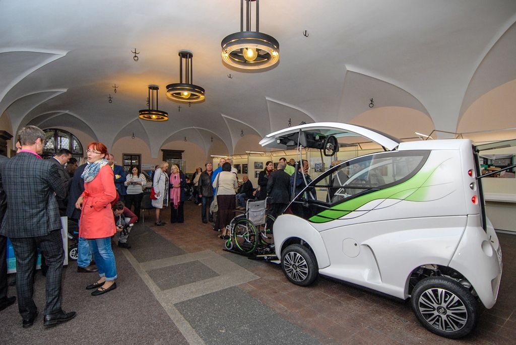 Práci světového automobilového designéra nabízí výstava na radnici