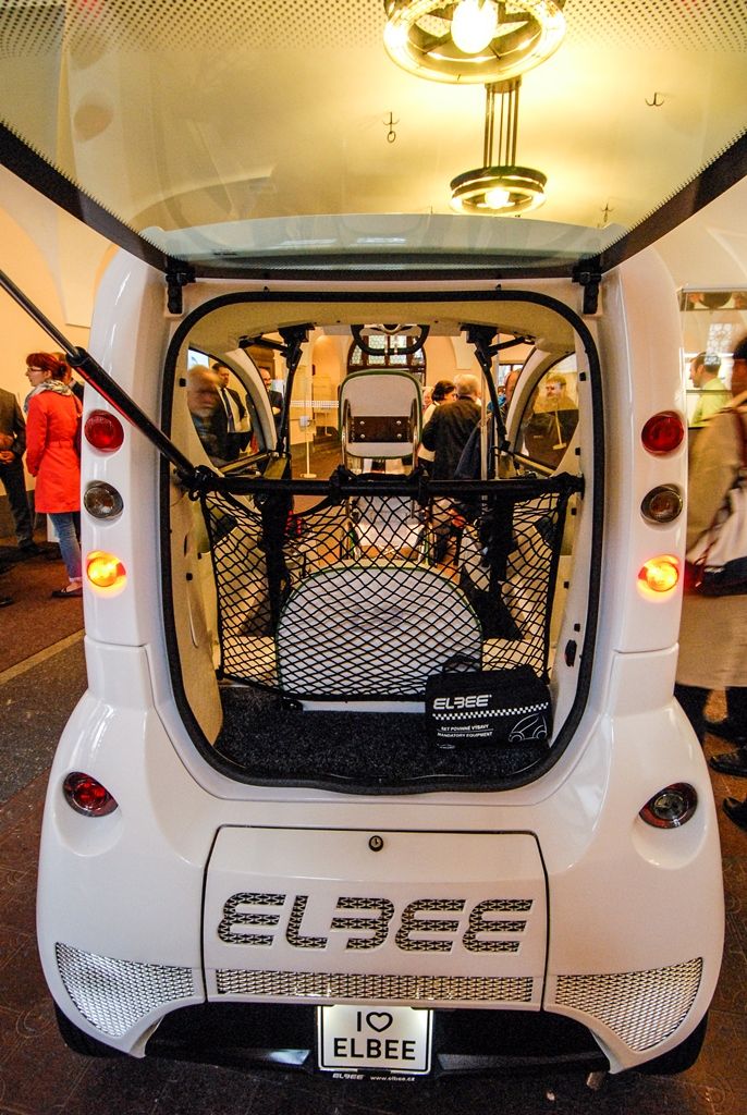 Zcela výjimečné vozidlo pro handicapované bylo včera (8.10.2015) představeno v mázhauzu plzeňské radnice u příležitosti zahájení výstavy prací světového automobilového designéra Pavla Huška. Vůz Elbee je jeho posledním návrhem, největší předností je možnost řídit jej bez nutnosti přesedat z invalidního vozíku. Jak sám designér přiznal, vůz navrhl proto, aby i tělesně postižení lidé měli v životě něco krásného a ostatní se na ně dívali jinak a lépe.