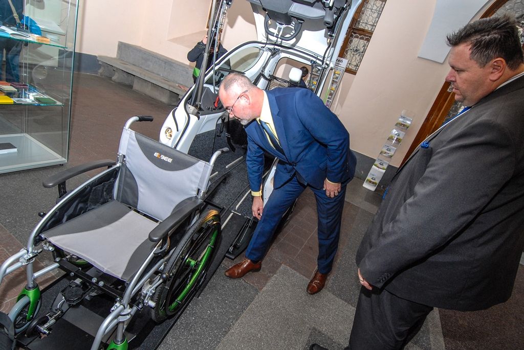 Zcela výjimečné vozidlo pro handicapované bylo včera (8.10.2015) představeno v mázhauzu plzeňské radnice u příležitosti zahájení výstavy prací světového automobilového designéra Pavla Huška. Vůz Elbee je jeho posledním návrhem, největší předností je možnost řídit jej bez nutnosti přesedat z invalidního vozíku. Jak sám designér přiznal, vůz navrhl proto, aby i tělesně postižení lidé měli v životě něco krásného a ostatní se na ně dívali jinak a lépe.