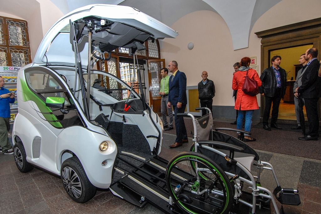 Zcela výjimečné vozidlo pro handicapované bylo včera (8.10.2015) představeno v mázhauzu plzeňské radnice u příležitosti zahájení výstavy prací světového automobilového designéra Pavla Huška. Vůz Elbee je jeho posledním návrhem, největší předností je možnost řídit jej bez nutnosti přesedat z invalidního vozíku. Jak sám designér přiznal, vůz navrhl proto, aby i tělesně postižení lidé měli v životě něco krásného a ostatní se na ně dívali jinak a lépe.