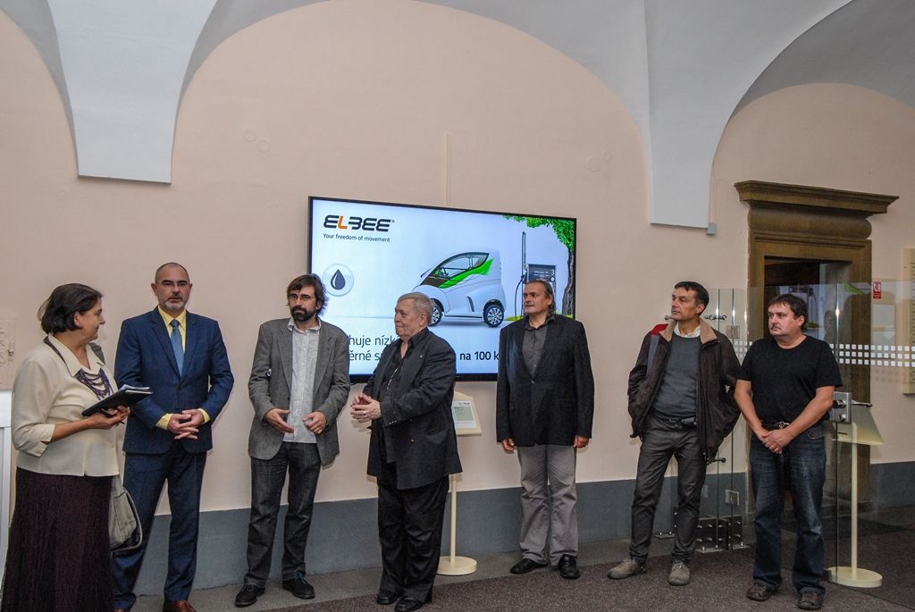 Zcela výjimečné vozidlo pro handicapované bylo včera (8.10.2015) představeno v mázhauzu plzeňské radnice u příležitosti zahájení výstavy prací světového automobilového designéra Pavla Huška. Vůz Elbee je jeho posledním návrhem, největší předností je možnost řídit jej bez nutnosti přesedat z invalidního vozíku. Jak sám designér přiznal, vůz navrhl proto, aby i tělesně postižení lidé měli v životě něco krásného a ostatní se na ně dívali jinak a lépe.