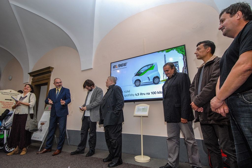 Zcela výjimečné vozidlo pro handicapované bylo včera (8.10.2015) představeno v mázhauzu plzeňské radnice u příležitosti zahájení výstavy prací světového automobilového designéra Pavla Huška. Vůz Elbee je jeho posledním návrhem, největší předností je možnost řídit jej bez nutnosti přesedat z invalidního vozíku. Jak sám designér přiznal, vůz navrhl proto, aby i tělesně postižení lidé měli v životě něco krásného a ostatní se na ně dívali jinak a lépe.