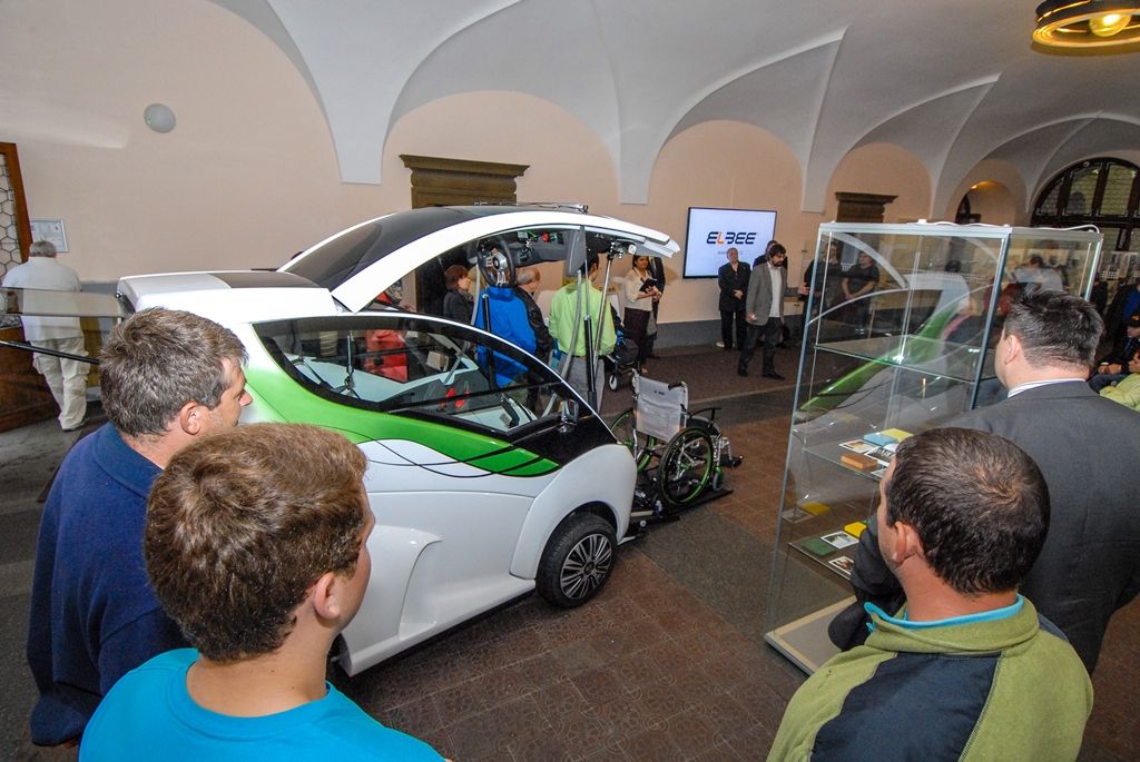 Zcela výjimečné vozidlo pro handicapované bylo včera (8.10.2015) představeno v mázhauzu plzeňské radnice u příležitosti zahájení výstavy prací světového automobilového designéra Pavla Huška. Vůz Elbee je jeho posledním návrhem, největší předností je možnost řídit jej bez nutnosti přesedat z invalidního vozíku. Jak sám designér přiznal, vůz navrhl proto, aby i tělesně postižení lidé měli v životě něco krásného a ostatní se na ně dívali jinak a lépe.