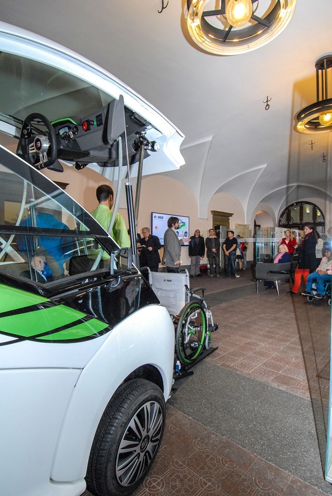 Zcela výjimečné vozidlo pro handicapované bylo včera (8.10.2015) představeno v mázhauzu plzeňské radnice u příležitosti zahájení výstavy prací světového automobilového designéra Pavla Huška. Vůz Elbee je jeho posledním návrhem, největší předností je možnost řídit jej bez nutnosti přesedat z invalidního vozíku. Jak sám designér přiznal, vůz navrhl proto, aby i tělesně postižení lidé měli v životě něco krásného a ostatní se na ně dívali jinak a lépe.