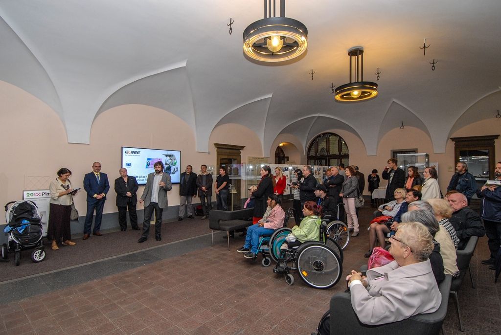 Zcela výjimečné vozidlo pro handicapované bylo včera (8.10.2015) představeno v mázhauzu plzeňské radnice u příležitosti zahájení výstavy prací světového automobilového designéra Pavla Huška. Vůz Elbee je jeho posledním návrhem, největší předností je možnost řídit jej bez nutnosti přesedat z invalidního vozíku. Jak sám designér přiznal, vůz navrhl proto, aby i tělesně postižení lidé měli v životě něco krásného a ostatní se na ně dívali jinak a lépe.