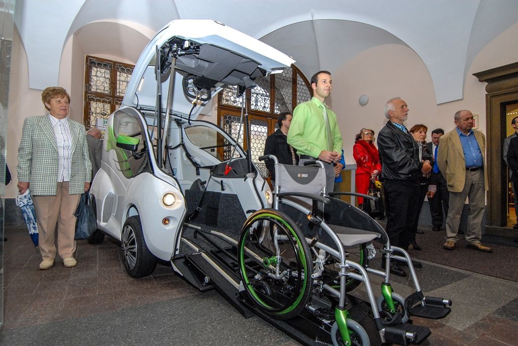 Zcela výjimečné vozidlo pro handicapované bylo včera (8.10.2015) představeno v mázhauzu plzeňské radnice u příležitosti zahájení výstavy prací světového automobilového designéra Pavla Huška. Vůz Elbee je jeho posledním návrhem, největší předností je možnost řídit jej bez nutnosti přesedat z invalidního vozíku. Jak sám designér přiznal, vůz navrhl proto, aby i tělesně postižení lidé měli v životě něco krásného a ostatní se na ně dívali jinak a lépe.