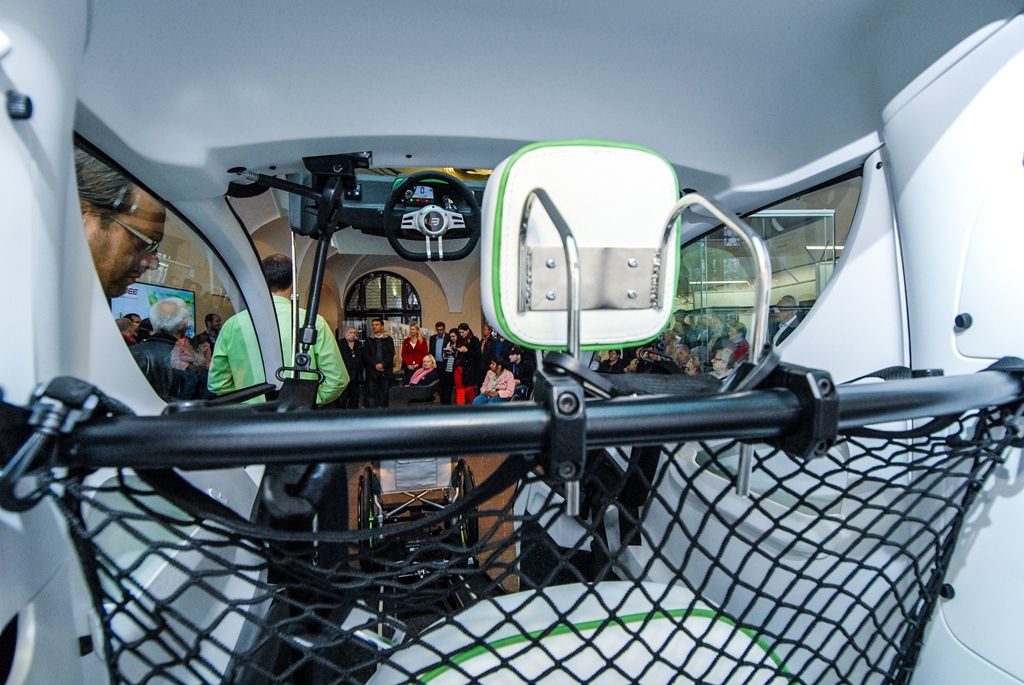 Zcela výjimečné vozidlo pro handicapované bylo včera (8.10.2015) představeno v mázhauzu plzeňské radnice u příležitosti zahájení výstavy prací světového automobilového designéra Pavla Huška. Vůz Elbee je jeho posledním návrhem, největší předností je možnost řídit jej bez nutnosti přesedat z invalidního vozíku. Jak sám designér přiznal, vůz navrhl proto, aby i tělesně postižení lidé měli v životě něco krásného a ostatní se na ně dívali jinak a lépe.