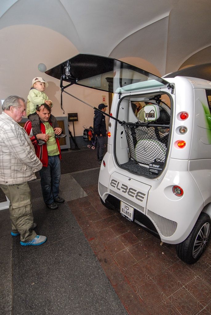 Zcela výjimečné vozidlo pro handicapované bylo včera (8.10.2015) představeno v mázhauzu plzeňské radnice u příležitosti zahájení výstavy prací světového automobilového designéra Pavla Huška. Vůz Elbee je jeho posledním návrhem, největší předností je možnost řídit jej bez nutnosti přesedat z invalidního vozíku. Jak sám designér přiznal, vůz navrhl proto, aby i tělesně postižení lidé měli v životě něco krásného a ostatní se na ně dívali jinak a lépe.