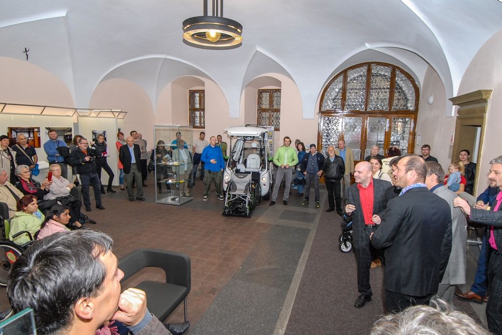 Zcela výjimečné vozidlo pro handicapované bylo včera (8.10.2015) představeno v mázhauzu plzeňské radnice u příležitosti zahájení výstavy prací světového automobilového designéra Pavla Huška. Vůz Elbee je jeho posledním návrhem, největší předností je možnost řídit jej bez nutnosti přesedat z invalidního vozíku. Jak sám designér přiznal, vůz navrhl proto, aby i tělesně postižení lidé měli v životě něco krásného a ostatní se na ně dívali jinak a lépe.