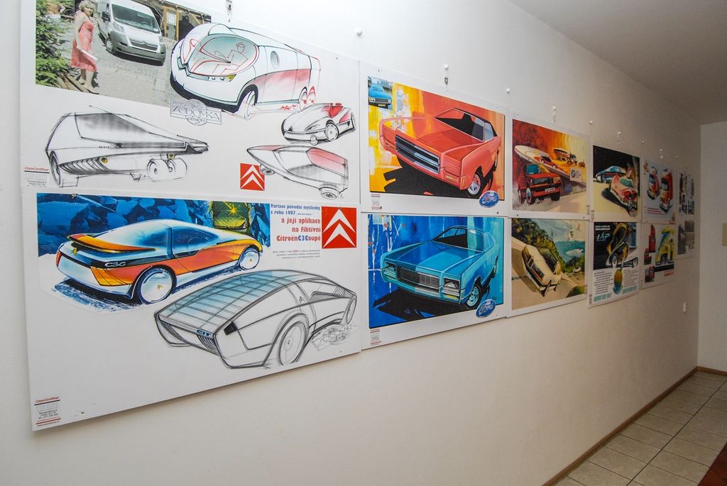 Zcela výjimečné vozidlo pro handicapované bylo včera (8.10.2015) představeno v mázhauzu plzeňské radnice u příležitosti zahájení výstavy prací světového automobilového designéra Pavla Huška. Vůz Elbee je jeho posledním návrhem, největší předností je možnost řídit jej bez nutnosti přesedat z invalidního vozíku. Jak sám designér přiznal, vůz navrhl proto, aby i tělesně postižení lidé měli v životě něco krásného a ostatní se na ně dívali jinak a lépe.