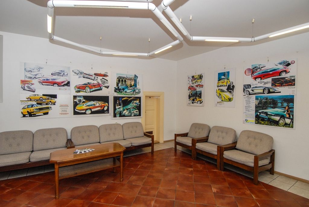 Zcela výjimečné vozidlo pro handicapované bylo včera (8.10.2015) představeno v mázhauzu plzeňské radnice u příležitosti zahájení výstavy prací světového automobilového designéra Pavla Huška. Vůz Elbee je jeho posledním návrhem, největší předností je možnost řídit jej bez nutnosti přesedat z invalidního vozíku. Jak sám designér přiznal, vůz navrhl proto, aby i tělesně postižení lidé měli v životě něco krásného a ostatní se na ně dívali jinak a lépe.