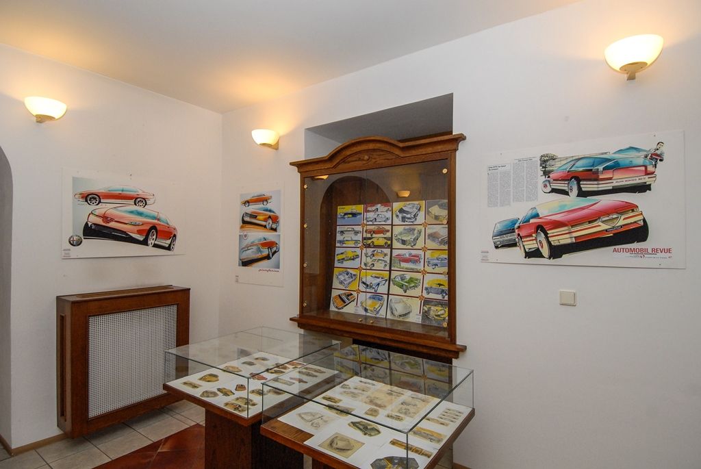 Zcela výjimečné vozidlo pro handicapované bylo včera (8.10.2015) představeno v mázhauzu plzeňské radnice u příležitosti zahájení výstavy prací světového automobilového designéra Pavla Huška. Vůz Elbee je jeho posledním návrhem, největší předností je možnost řídit jej bez nutnosti přesedat z invalidního vozíku. Jak sám designér přiznal, vůz navrhl proto, aby i tělesně postižení lidé měli v životě něco krásného a ostatní se na ně dívali jinak a lépe.