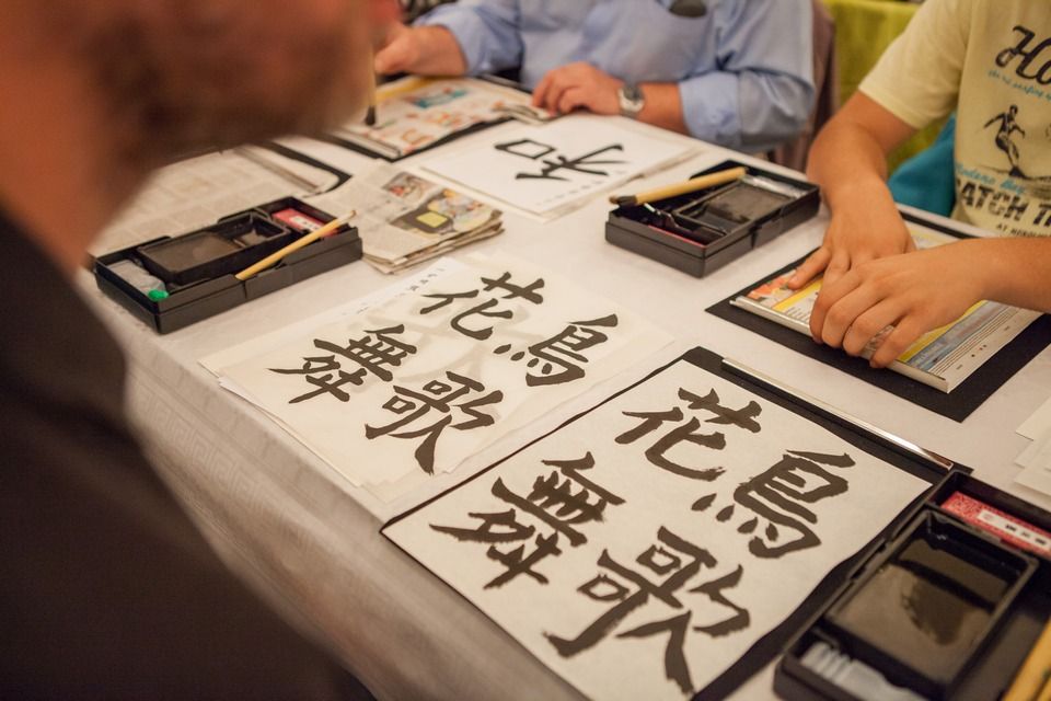 Stovky Plzeňanů zaujaly workshopy a přednášky s mistry tradičních japonských umění, které se uskutečnily v krajské metropoli od 1. do 7. října. Japonští lektoři z města Takasaki, držitelé významných kulturních ocenění, vedli dílny kaligrafie, bonsaje, ikebany i čajového obřadu, všechny byly plně obsazeny, organizátoři evidovali i desítky náhradníků. Akce byla hlavním bodem oslav 25 letého partnerství města Plzně s více než devět tisíc kilometrů vzdáleným Takasaki, smlouvu obou měst podepsali primátoři 1. srpna 1990. (foto: V. Štaif, 2.-7.10.2015)