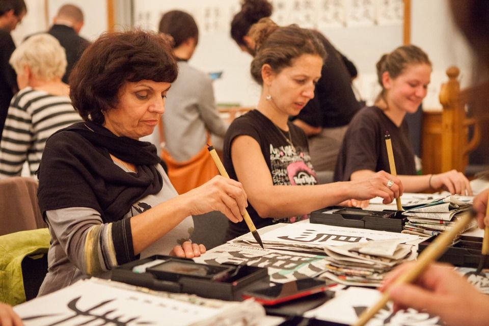 Stovky Plzeňanů zaujaly workshopy a přednášky s mistry tradičních japonských umění, které se uskutečnily v krajské metropoli od 1. do 7. října. Japonští lektoři z města Takasaki, držitelé významných kulturních ocenění, vedli dílny kaligrafie, bonsaje, ikebany i čajového obřadu, všechny byly plně obsazeny, organizátoři evidovali i desítky náhradníků. Akce byla hlavním bodem oslav 25 letého partnerství města Plzně s více než devět tisíc kilometrů vzdáleným Takasaki, smlouvu obou měst podepsali primátoři 1. srpna 1990. (foto: V. Štaif, 2.-7.10.2015)