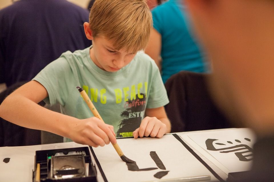 Stovky Plzeňanů zaujaly workshopy a přednášky s mistry tradičních japonských umění, které se uskutečnily v krajské metropoli od 1. do 7. října. Japonští lektoři z města Takasaki, držitelé významných kulturních ocenění, vedli dílny kaligrafie, bonsaje, ikebany i čajového obřadu, všechny byly plně obsazeny, organizátoři evidovali i desítky náhradníků. Akce byla hlavním bodem oslav 25 letého partnerství města Plzně s více než devět tisíc kilometrů vzdáleným Takasaki, smlouvu obou měst podepsali primátoři 1. srpna 1990. (foto: V. Štaif, 2.-7.10.2015)