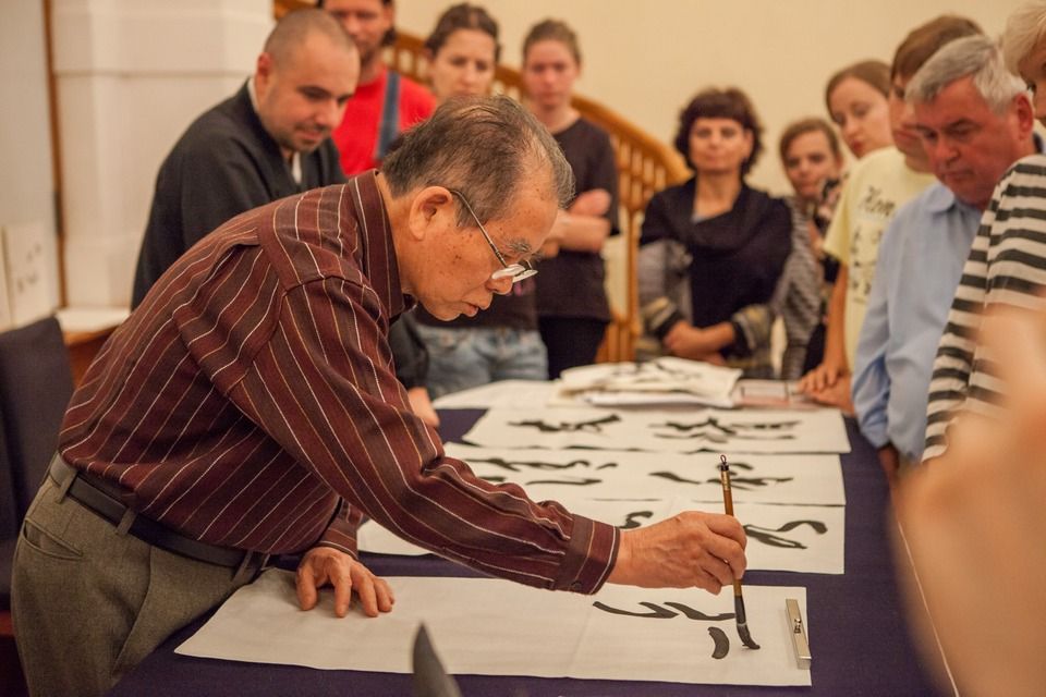 Stovky Plzeňanů zaujaly workshopy a přednášky s mistry tradičních japonských umění, které se uskutečnily v krajské metropoli od 1. do 7. října. Japonští lektoři z města Takasaki, držitelé významných kulturních ocenění, vedli dílny kaligrafie, bonsaje, ikebany i čajového obřadu, všechny byly plně obsazeny, organizátoři evidovali i desítky náhradníků. Akce byla hlavním bodem oslav 25 letého partnerství města Plzně s více než devět tisíc kilometrů vzdáleným Takasaki, smlouvu obou měst podepsali primátoři 1. srpna 1990. (foto: V. Štaif, 2.-7.10.2015)