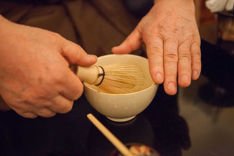 Stovky Plzeňanů zaujaly workshopy a přednášky s mistry tradičních japonských umění, které se uskutečnily v krajské metropoli od 1. do 7. října. Japonští lektoři z města Takasaki, držitelé významných kulturních ocenění, vedli dílny kaligrafie, bonsaje, ikebany i čajového obřadu, všechny byly plně obsazeny, organizátoři evidovali i desítky náhradníků. Akce byla hlavním bodem oslav 25 letého partnerství města Plzně s více než devět tisíc kilometrů vzdáleným Takasaki, smlouvu obou měst podepsali primátoři 1. srpna 1990. (foto: V. Štaif, 2.-7.10.2015)