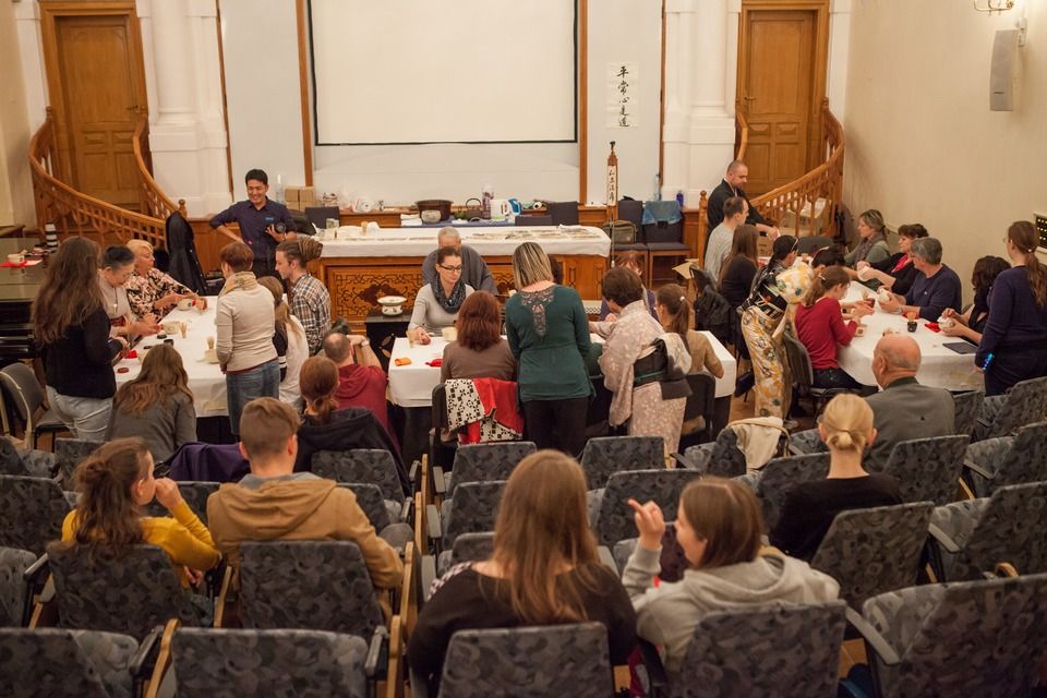 Stovky Plzeňanů zaujaly workshopy a přednášky s mistry tradičních japonských umění, které se uskutečnily v krajské metropoli od 1. do 7. října. Japonští lektoři z města Takasaki, držitelé významných kulturních ocenění, vedli dílny kaligrafie, bonsaje, ikebany i čajového obřadu, všechny byly plně obsazeny, organizátoři evidovali i desítky náhradníků. Akce byla hlavním bodem oslav 25 letého partnerství města Plzně s více než devět tisíc kilometrů vzdáleným Takasaki, smlouvu obou měst podepsali primátoři 1. srpna 1990. (foto: V. Štaif, 2.-7.10.2015)