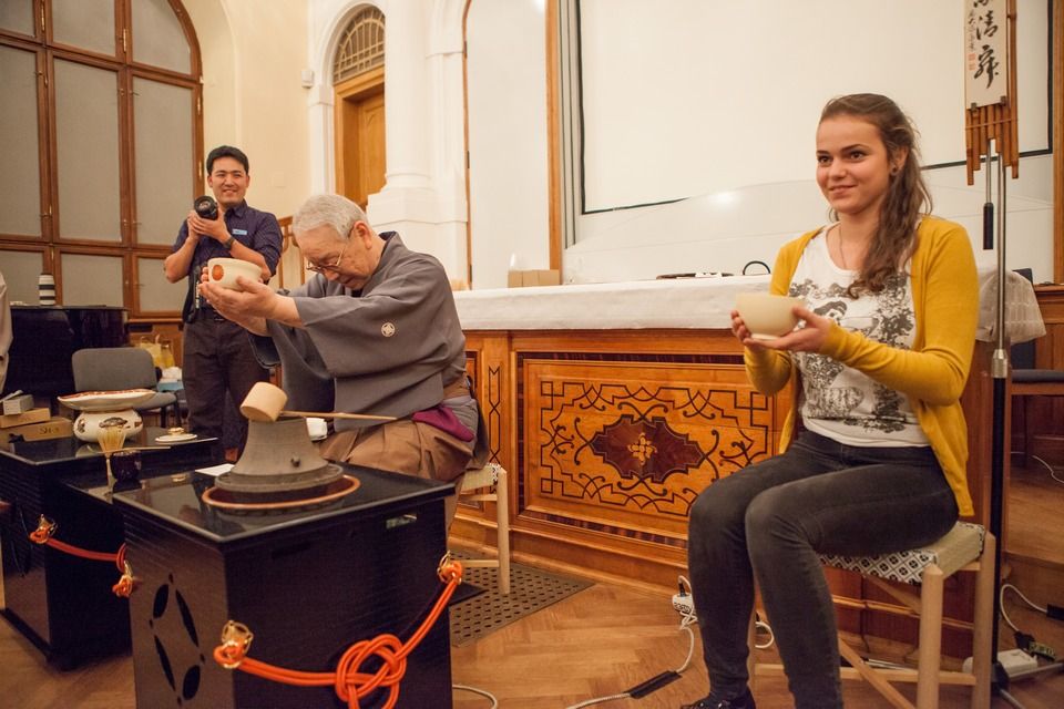 Stovky Plzeňanů zaujaly workshopy a přednášky s mistry tradičních japonských umění, které se uskutečnily v krajské metropoli od 1. do 7. října. Japonští lektoři z města Takasaki, držitelé významných kulturních ocenění, vedli dílny kaligrafie, bonsaje, ikebany i čajového obřadu, všechny byly plně obsazeny, organizátoři evidovali i desítky náhradníků. Akce byla hlavním bodem oslav 25 letého partnerství města Plzně s více než devět tisíc kilometrů vzdáleným Takasaki, smlouvu obou měst podepsali primátoři 1. srpna 1990. (foto: V. Štaif, 2.-7.10.2015)