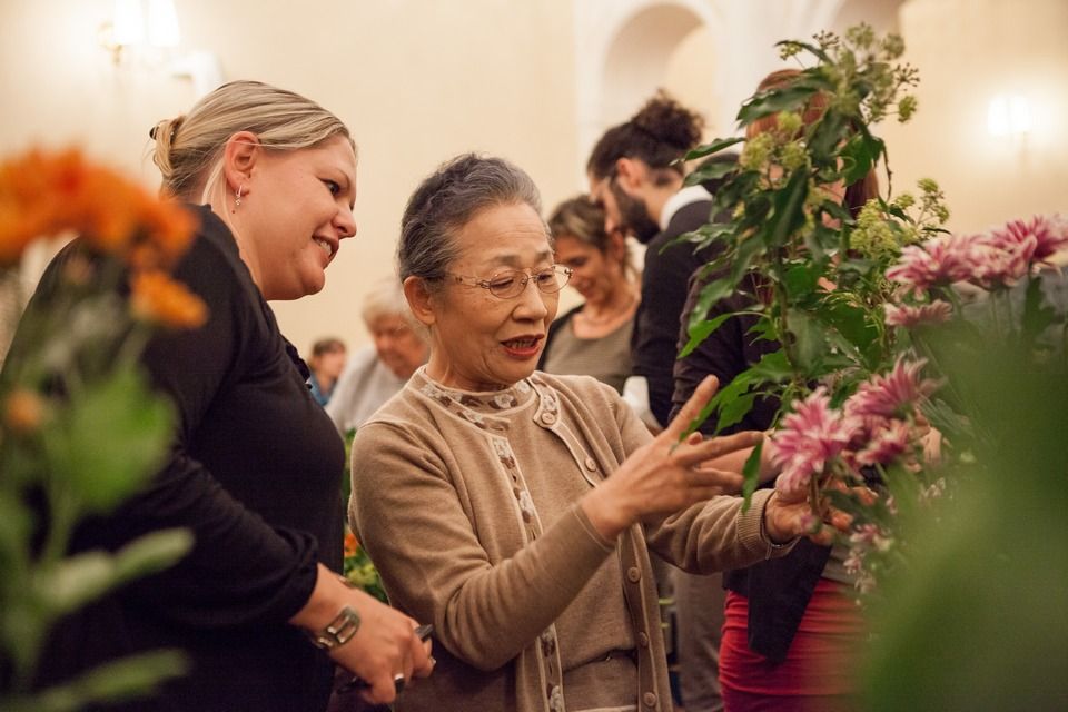 Stovky Plzeňanů zaujaly workshopy a přednášky s mistry tradičních japonských umění, které se uskutečnily v krajské metropoli od 1. do 7. října. Japonští lektoři z města Takasaki, držitelé významných kulturních ocenění, vedli dílny kaligrafie, bonsaje, ikebany i čajového obřadu, všechny byly plně obsazeny, organizátoři evidovali i desítky náhradníků. Akce byla hlavním bodem oslav 25 letého partnerství města Plzně s více než devět tisíc kilometrů vzdáleným Takasaki, smlouvu obou měst podepsali primátoři 1. srpna 1990. (foto: V. Štaif, 2.-7.10.2015)