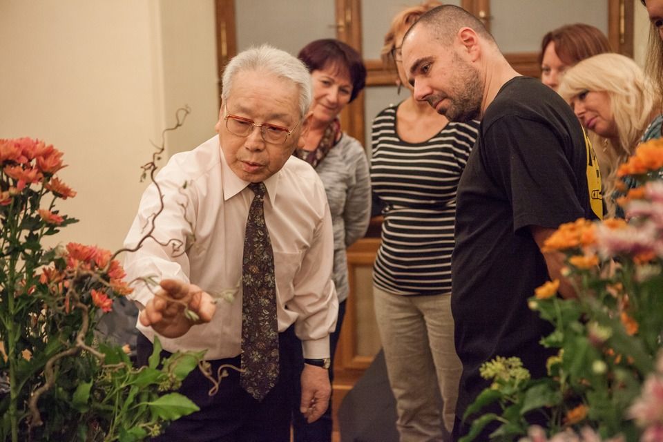 Stovky Plzeňanů zaujaly workshopy a přednášky s mistry tradičních japonských umění, které se uskutečnily v krajské metropoli od 1. do 7. října. Japonští lektoři z města Takasaki, držitelé významných kulturních ocenění, vedli dílny kaligrafie, bonsaje, ikebany i čajového obřadu, všechny byly plně obsazeny, organizátoři evidovali i desítky náhradníků. Akce byla hlavním bodem oslav 25 letého partnerství města Plzně s více než devět tisíc kilometrů vzdáleným Takasaki, smlouvu obou měst podepsali primátoři 1. srpna 1990. (foto: V. Štaif, 2.-7.10.2015)
