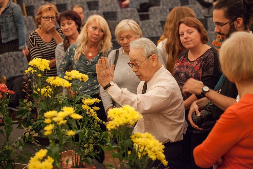 Stovky Plzeňanů zaujaly workshopy a přednášky s mistry tradičních japonských umění, které se uskutečnily v krajské metropoli od 1. do 7. října. Japonští lektoři z města Takasaki, držitelé významných kulturních ocenění, vedli dílny kaligrafie, bonsaje, ikebany i čajového obřadu, všechny byly plně obsazeny, organizátoři evidovali i desítky náhradníků. Akce byla hlavním bodem oslav 25 letého partnerství města Plzně s více než devět tisíc kilometrů vzdáleným Takasaki, smlouvu obou měst podepsali primátoři 1. srpna 1990. (foto: V. Štaif, 2.-7.10.2015)