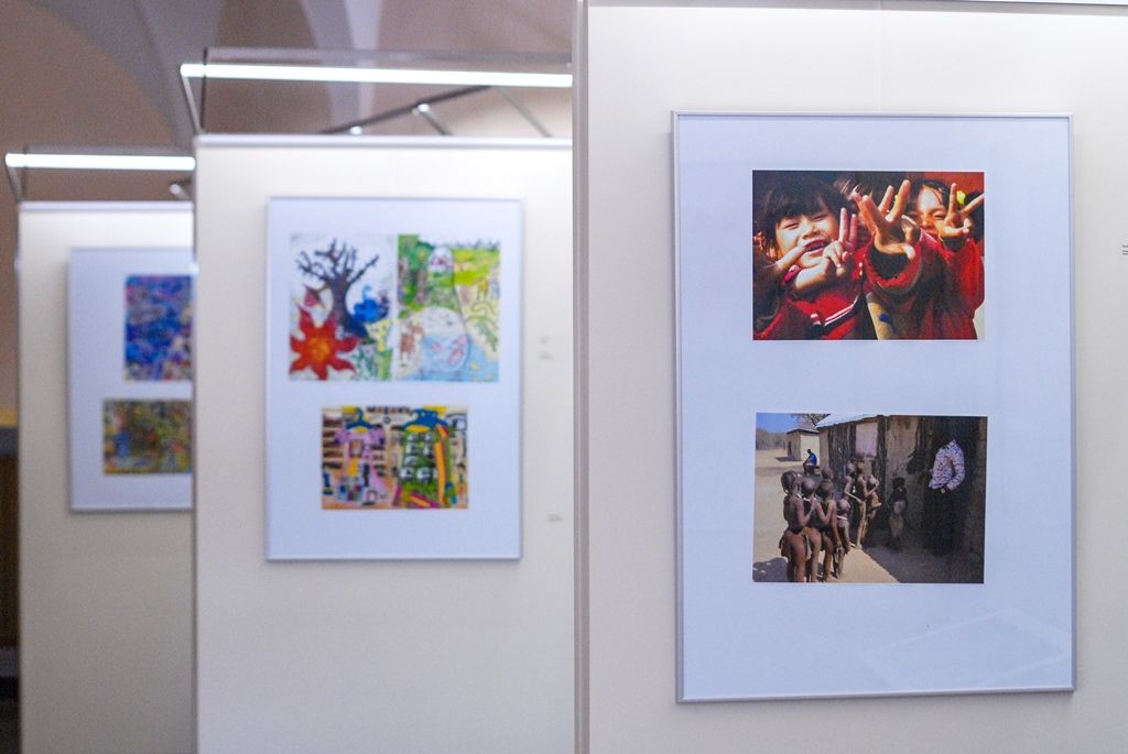 Na otázku, jak si děti představují rozvojové země a proč je důležitá rozvojová spolupráce, se snaží odpovědět nová výstava, která je od pondělí 12. října k vidění v mázhauzu plzeňské radnice. Pořádá ji Ministerstvo zahraničních věcí České republiky a Česká rozvojová agentura, a to u příležitosti roku 2015 jako Evropského roku pro rozvoj. Ve všech zemích Evropské unie se letos konají různé osvětové a vzdělávací aktivity. Jejich cílem je ukázat, proč je rozvojová spolupráce důležitá. (foto: 12.10.2015)