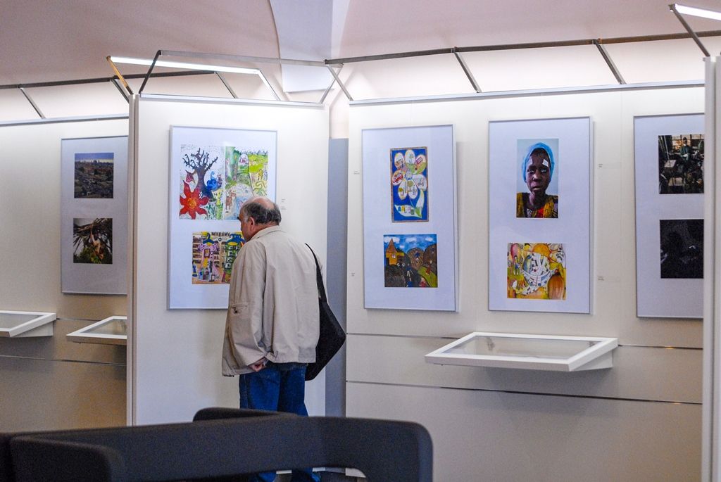 Na otázku, jak si děti představují rozvojové země a proč je důležitá rozvojová spolupráce, se snaží odpovědět nová výstava, která je od pondělí 12. října k vidění v mázhauzu plzeňské radnice. Pořádá ji Ministerstvo zahraničních věcí České republiky a Česká rozvojová agentura, a to u příležitosti roku 2015 jako Evropského roku pro rozvoj. Ve všech zemích Evropské unie se letos konají různé osvětové a vzdělávací aktivity. Jejich cílem je ukázat, proč je rozvojová spolupráce důležitá. (foto: 12.10.2015)